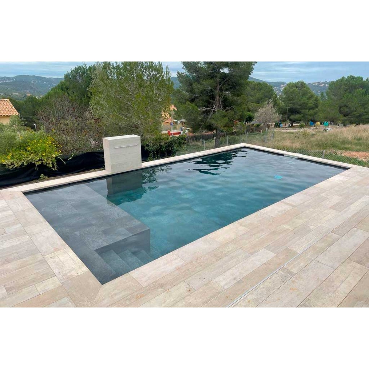 Foto de ambiente de piscina Stela White en terraza con interior Trésor Java